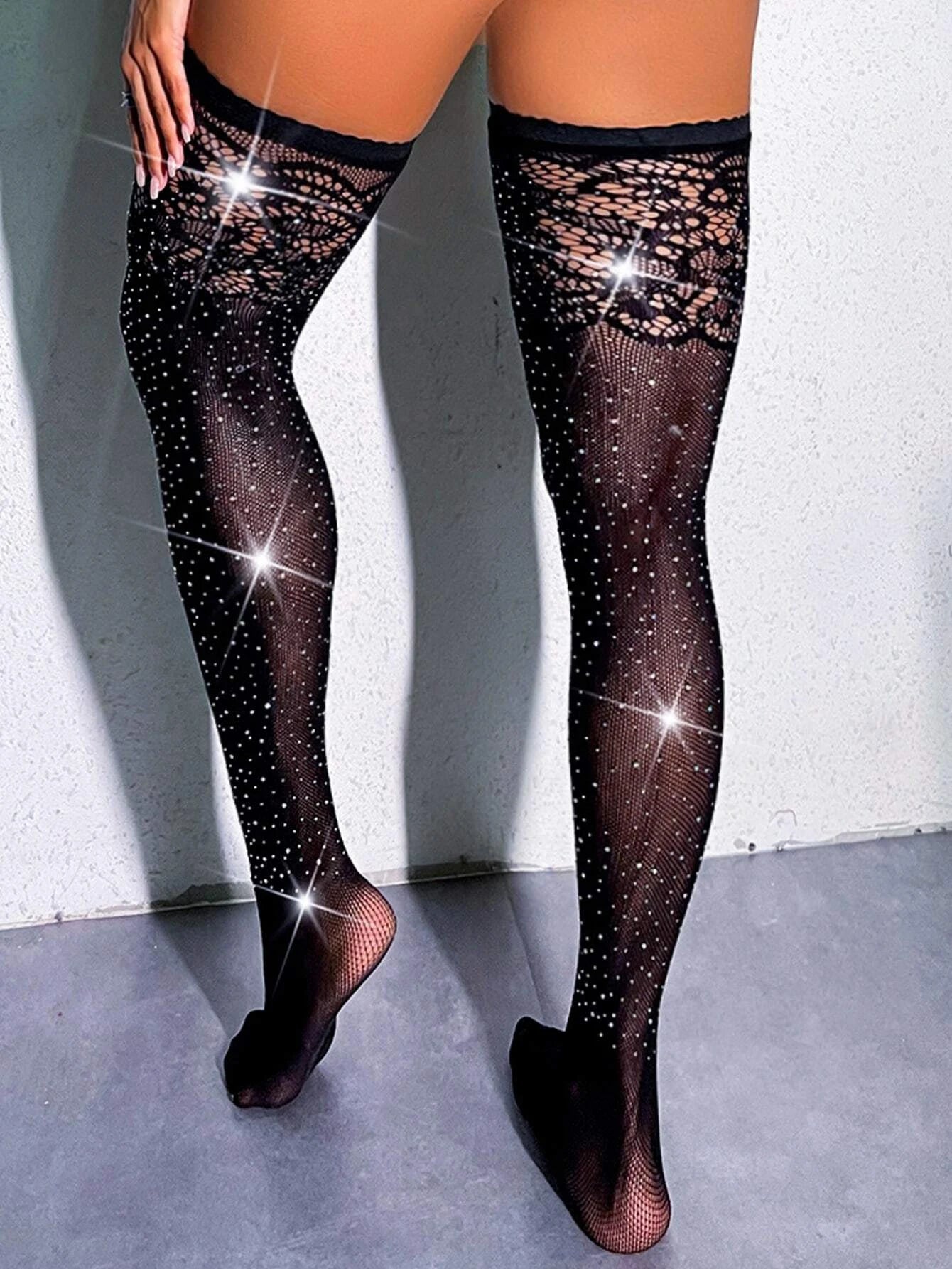 Conjunto de Malla con Imitación de Diamantes | Brasier + Hilo + Pantimedias | Negro | Talla Única | CL-MA-10